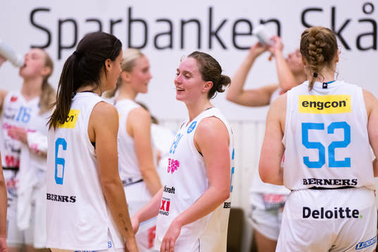 Östersunds Hannah Whitish jublar