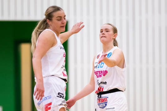 Östersunds Elsa Svensson och Moa Lundqvist jublar