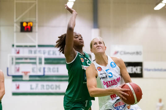 Östersunds Malin Aasa och Eos Tay Courtajia Sanders