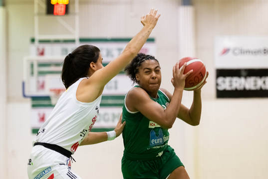Eos Deja Church mot Östersunds Gaby Brown
