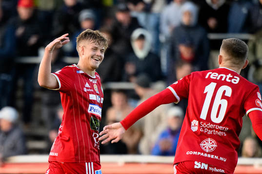 Skövdes Kevin Holmen jublar