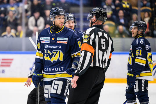 HV71s Eric Martinsson reagerar mot domaren