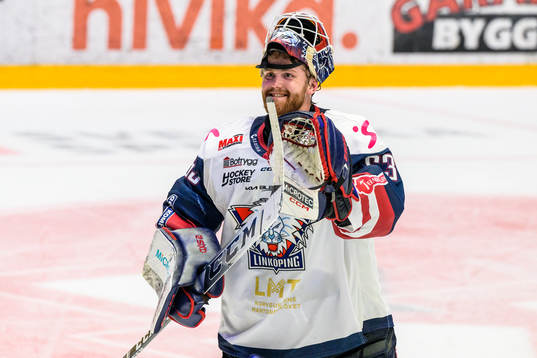 Linköpings målvakt Marcus Högberg tackar fansen