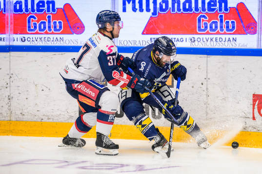 Linköpings Jesper Pettersson  och HV71s Taylor Matson
