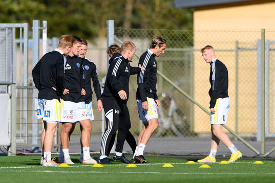Falkenbergs spelare före fotbollsmatchen i Ettan södra