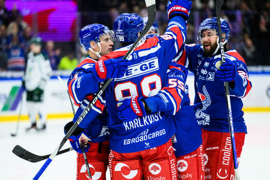 Oskarshamns Patrik Karlkvist jublar med lagkamrater