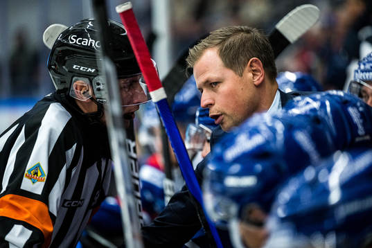 Oskarshamns tränare Martin Filander i diskussion med