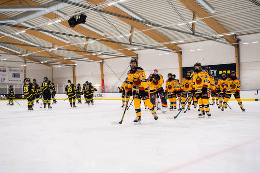 Luleås Emma Nordin jublar med lagkamrater