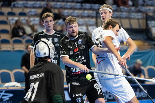 Helsingborgs Max Wahlgren framför Gävles målvakt Felix