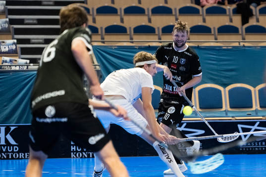 Helsingborgs Max Wahlgren passning till Fredi Petersson