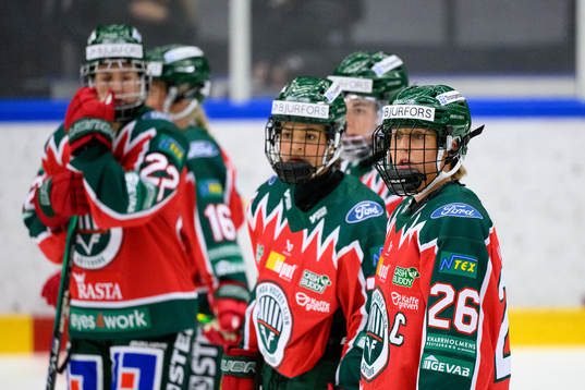 Frölundas Hanna Olsson värmer upp innan ishockeymatchen i