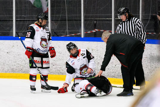 Malmö Redhawks Rebecca Bardeman ligger skadad på isen