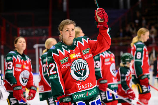Frölundas Andrea Dalen vid lineup innan ishockeymatchen i