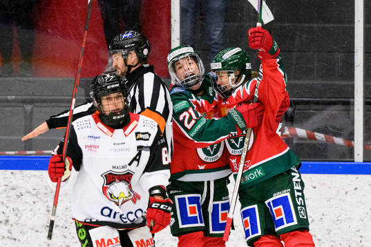 Frölundas Sarah-Eve Coutu-Godbout och Andrea Dalen jublar
