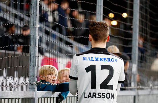 Örebros Jake Larsson blir utbytt och deppar