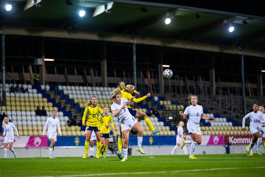 Poppy Pattinson of England and Stinalisa Johansson of Sweden