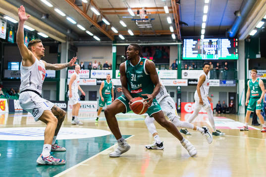 Södertäljes Stephen Ugochukwu och Uppsalas Viktor