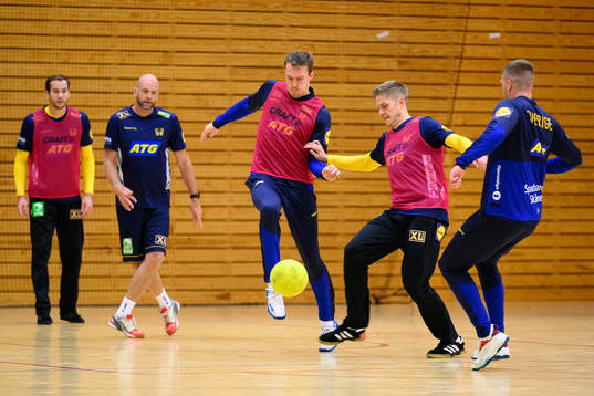 Felix Claar och målvakt Peter Johannesson