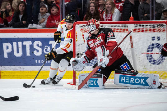 Brynäs Nick Olesen och Örebros målvakt Jonas Arntzen