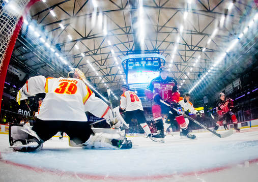 Brynäs målvakt Anders Lindbäck och Örebros Leo Carlsson
