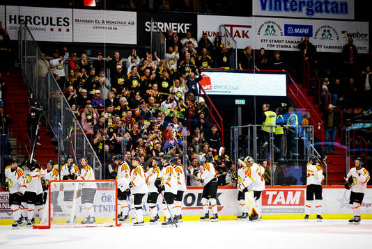 Brynäs jublar framför fansen