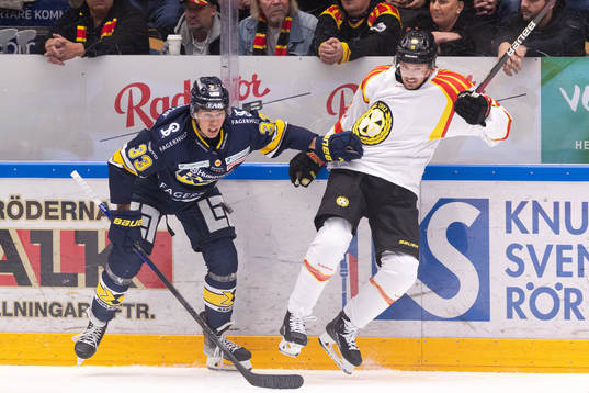 HV71s Måns Lindbäck och Brynäs Johannes Kinnvall