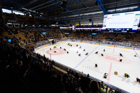 Blåljuspersonal visar hjärt- och lungräddning i