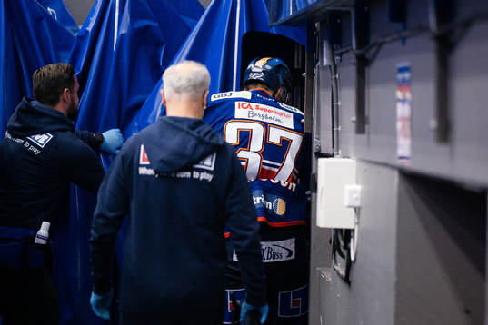 Växjös Glenn Gustafsson lämnar isen