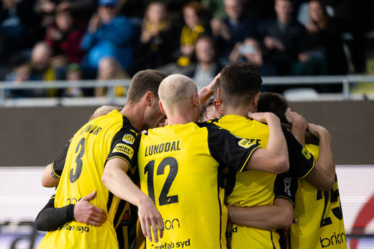 Häckens spelare jublar