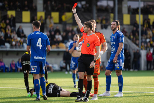 GIF Sundsvalls Alexander Blomqvist får rött kort av