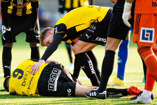 Häckens Alexander Jeremejeff ligger och har ont