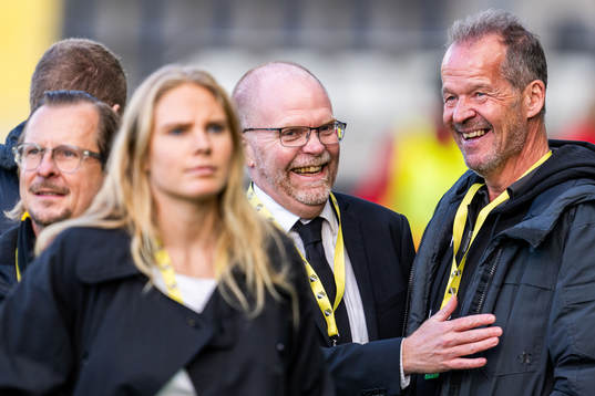 Häckens ordförande Anders Billström jublar