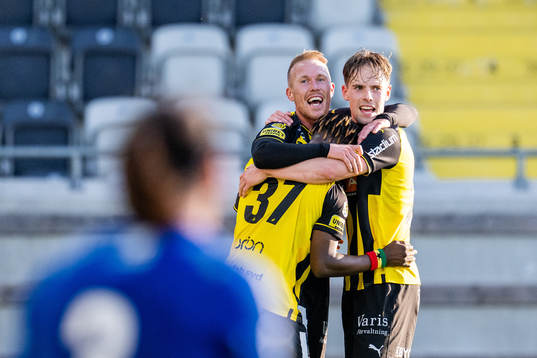 Häckens Mikkel Rygaard Jensen jublar med Ibrahim Sadiq och