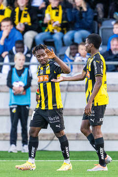 Häckens Ibrahim Sadiq jublar med Akoua Romeo Amane
