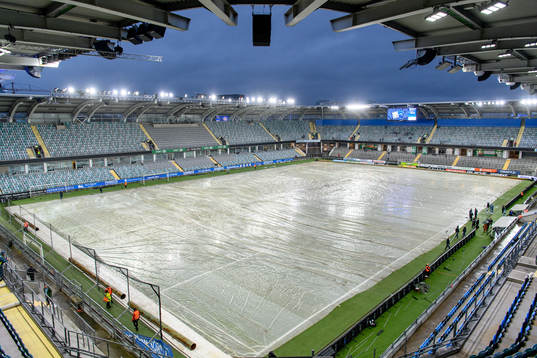 Plast på planen innan fotbollsmatchen i Allsvenskan mellan