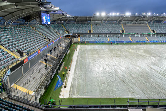 Plast på planen innan fotbollsmatchen i Allsvenskan mellan