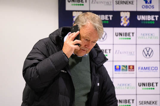 Malmö FFs tränare Åge Hareide pratar i telefon på en
