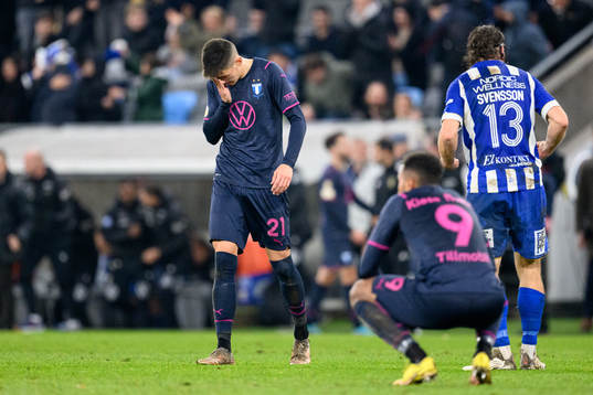 Malmö FFs Dennis Hadzikadunic deppar
