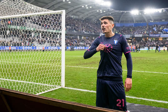 Malmö FFs Dennis Hadzikadunic pratar med supportrarna