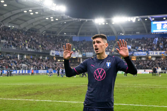 Malmö FFs Dennis Hadzikadunic pratar med supportrarna