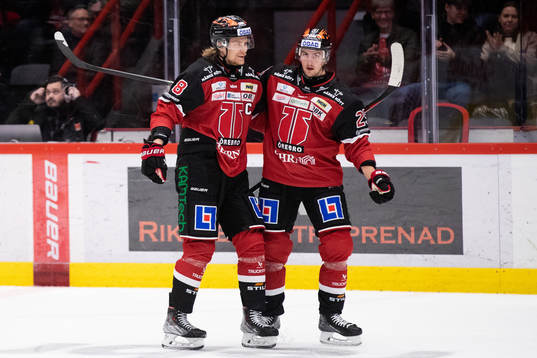 Örebros Rodrigo Abols jublar ihop med Philip Holm