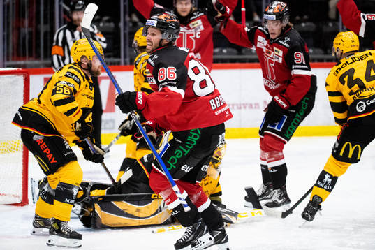 Örebros Mathias Bromé jublar