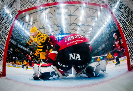 Skellefteås Tom Kühnhackl och Örebros målvakt Jhonas