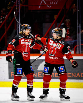 Örebros Rodrigo Abols gör 1-1 och jublar med Philip Holm