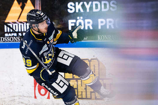 HV71s Mikkel Bödker jublar