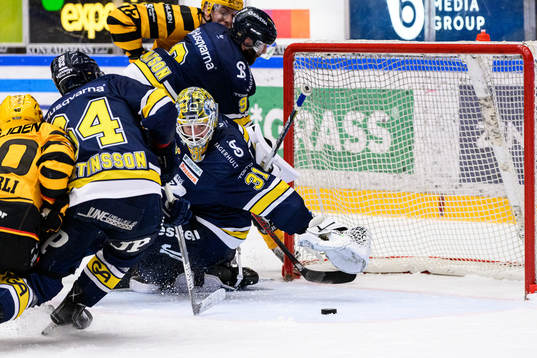 HV71s målvakt Joni Ortio kastar sig