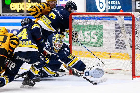 HV71s målvakt Joni Ortio kastar sig