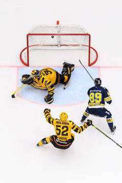 HV71s Mikkel Bödker gör 1-1 bakom Skellefteås målvakt