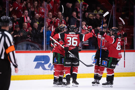 Örebros spelare jublar