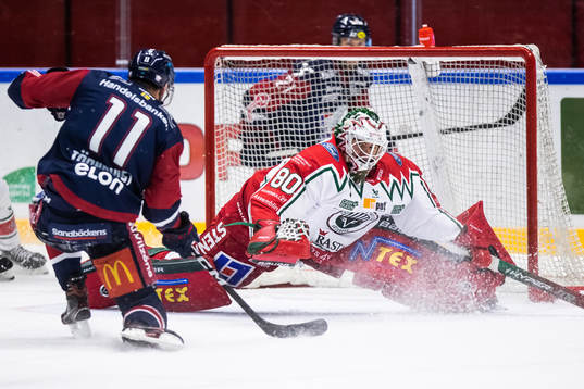 Linköpings Henrik Törnqvist och Frölundas målvakt